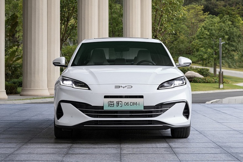 BYD запускает два новых седана: одинаковые технологии и цена, но разные конструкции