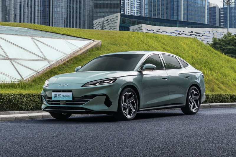 BYD запускает два новых седана: одинаковые технологии и цена, но разные конструкции