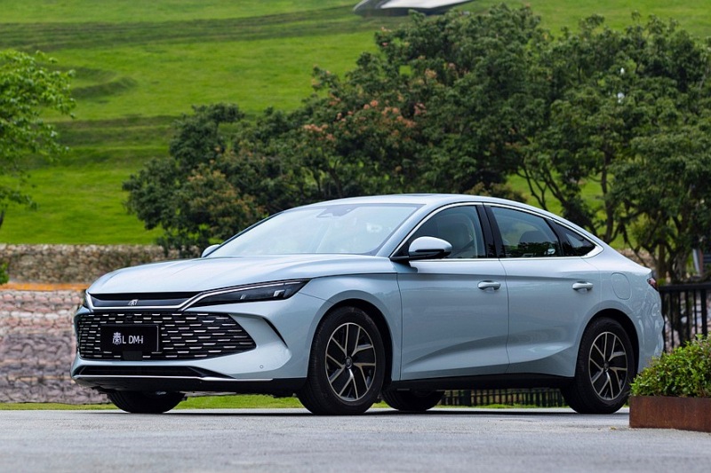 BYD запускает два новых седана: одинаковые технологии и цена, но разные конструкции
