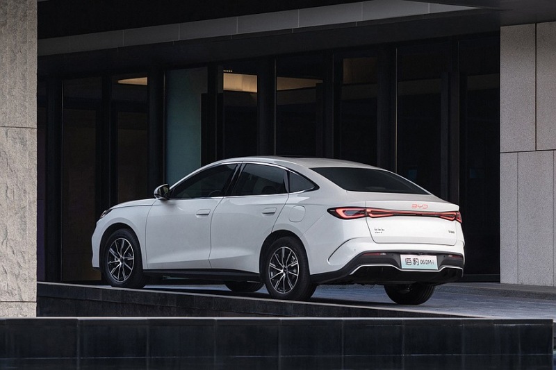 BYD запускает два новых седана: одинаковые технологии и цена, но разные конструкции