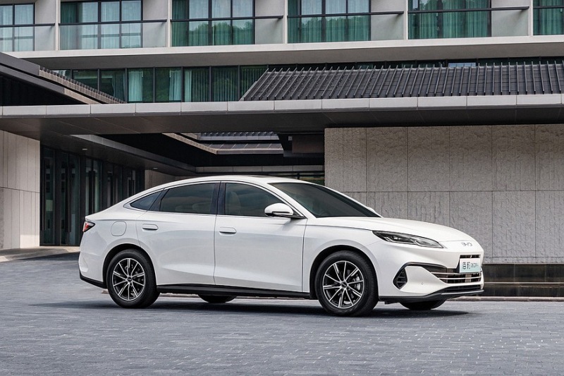 BYD запускает два новых седана: одинаковые технологии и цена, но разные конструкции
