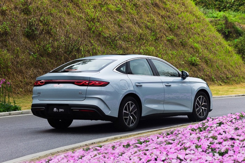 BYD запускает два новых седана: одинаковые технологии и цена, но разные конструкции