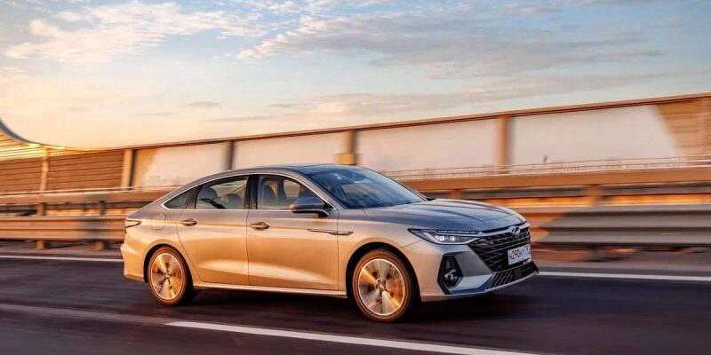 Chery Arrizo 8 стал дешевле на ₽450 тыс. за год после премьеры в России
