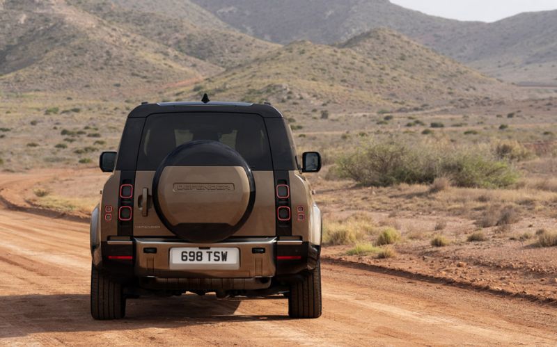 Компания Land Rover обновила свой внедорожник Defender. Фотографии и основные изменения