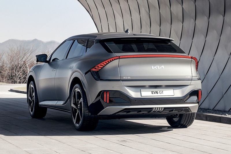 Обновленный кроссовер Kia EV6 появился в первом тизере