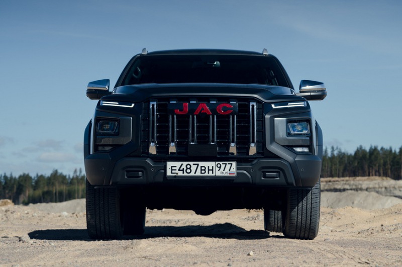 Только что вышедший в РФ пикап JAC T9 переоборудуют в легковой внедорожник