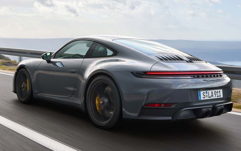 Porsche официально представляет свой первый гибридный спортивный автомобиль — 911. Фотографии и цены