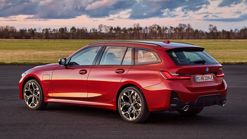 Посвежевшие седан и универсал BMW 3 серии: иная палитра, новый тачскрин мультимедиа и аккумулятор