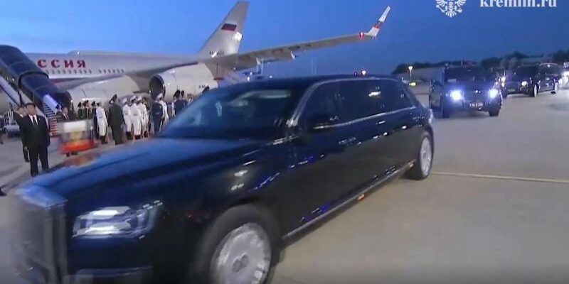 Президент Владимир Путин уехал из аэропорта Пекина на новом Aurus Senat