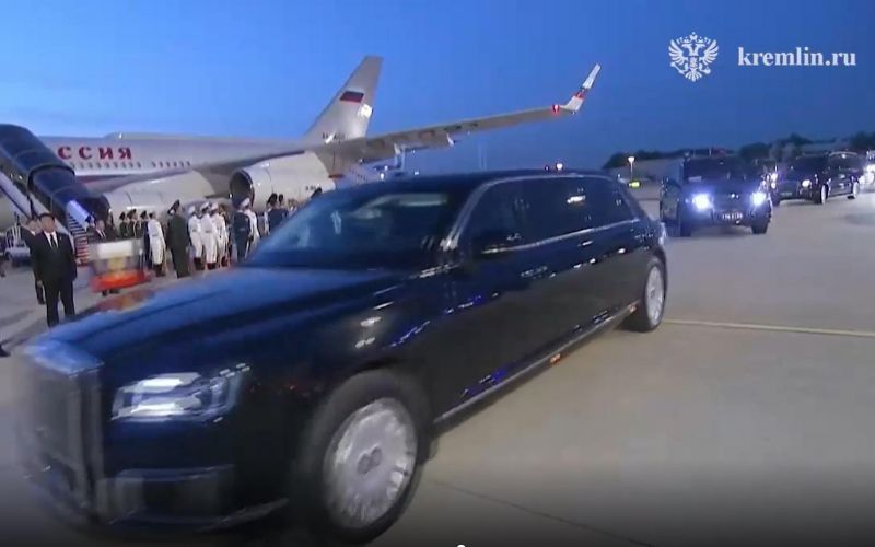 Президент Владимир Путин вылетел из аэропорта Пекина на новом Aurus Senat