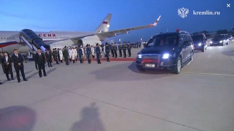Президент Владимир Путин вылетел из аэропорта Пекина на новом Aurus Senat