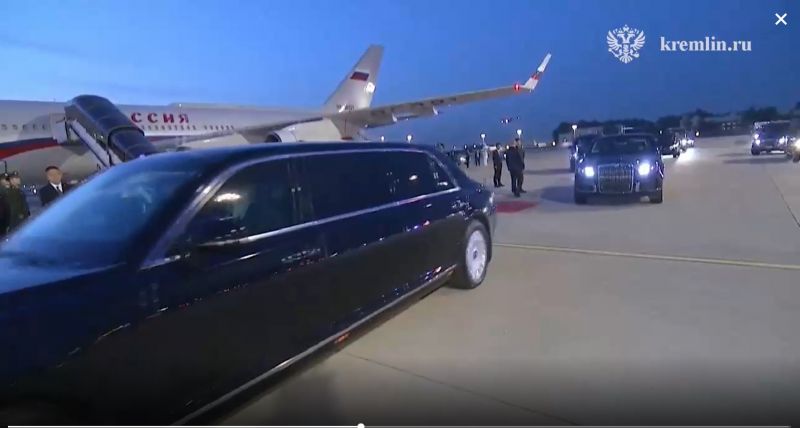 Президент Владимир Путин вылетел из аэропорта Пекина на новом Aurus Senat