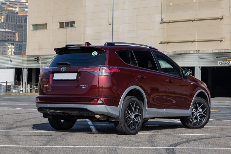 Toyota RAV4 IV (XA40) с пробегом: идеально проржавевший кузов, потные фары и много мелочей