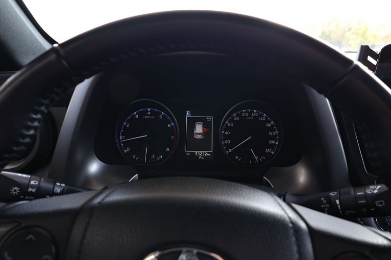 Toyota RAV4 IV (XA40) с пробегом: идеально проржавевший кузов, потные фары и много мелочей