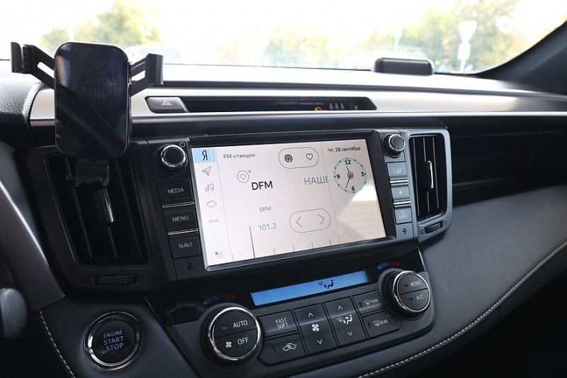 Toyota RAV4 IV (XA40) с пробегом: идеально проржавевший кузов, потные фары и много мелочей