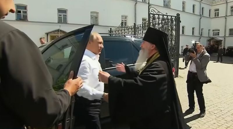 Аурус, Лада, Мерседес и другие: на каких машинах ездит Путин

