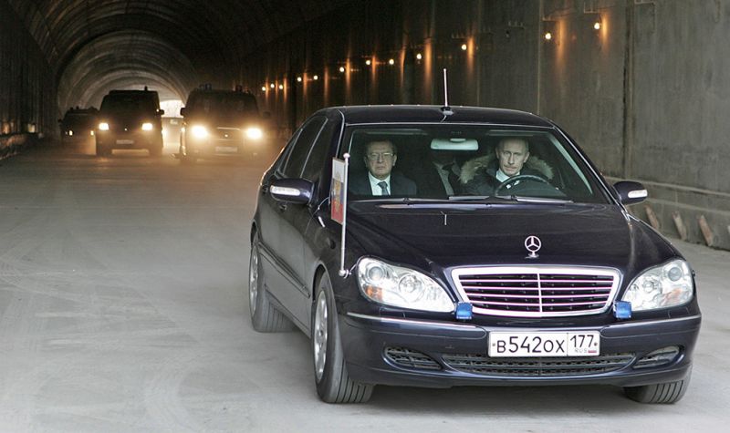 Аурус, Лада, Мерседес и другие: на каких машинах ездит Путин

