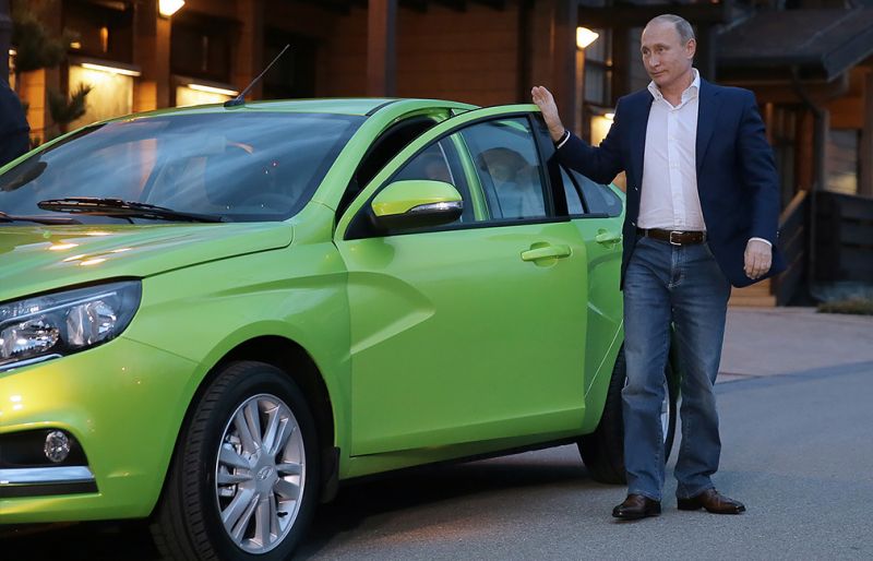Аурус, Лада, Мерседес и другие: на каких машинах ездит Путин

