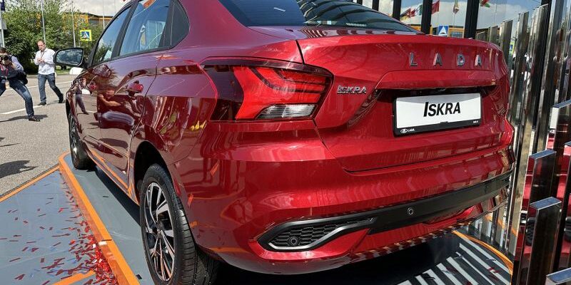 АвтоВАЗ назвал новый цвет для Lada Iskra «огонь»