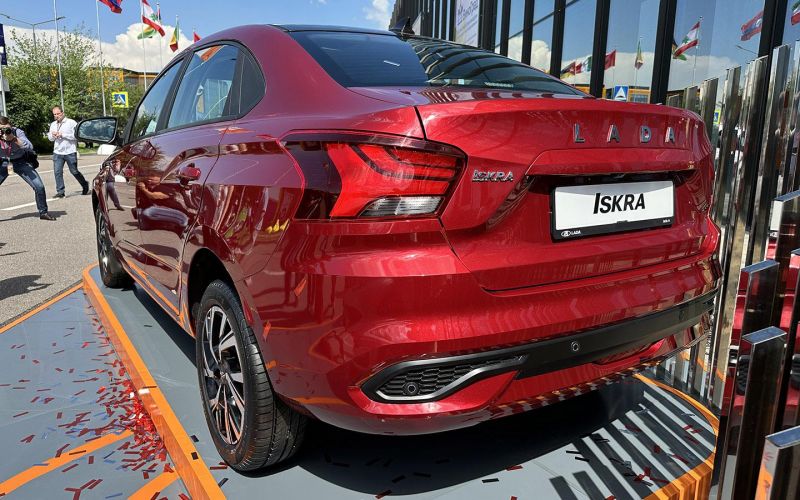 «АвтоВАЗ» назвал новый цвет Lada Iskra «огненным»

