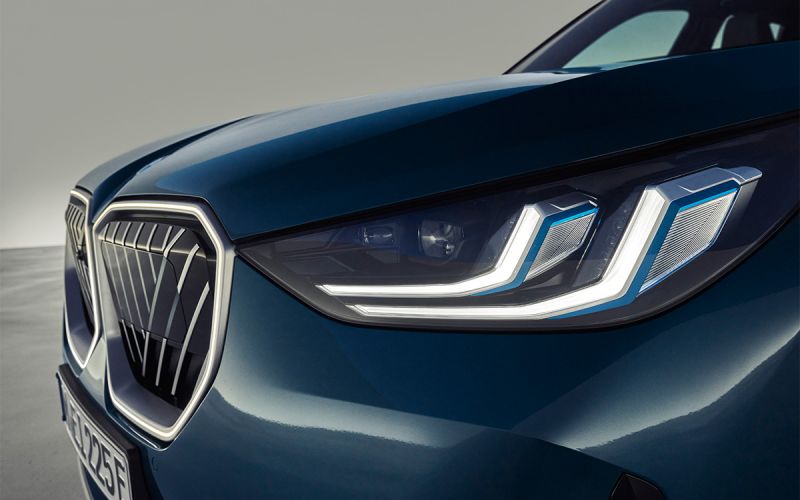 Компания BMW представила новое поколение своего кроссовера X3. Фотографии и характеристики