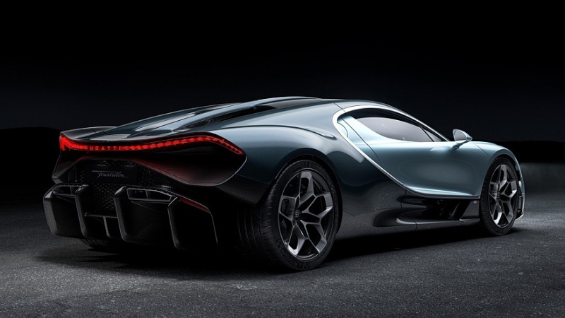 Bugatti Tourbillon: 8,3-литровый атмосферный V16, три электромотора, 1800 лошадиных сил.