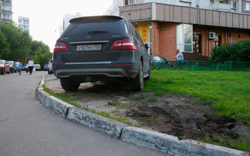 В Московском транспортном бюро напоминают, что за парковку на газонах грозит штраф до 300 тысяч евро