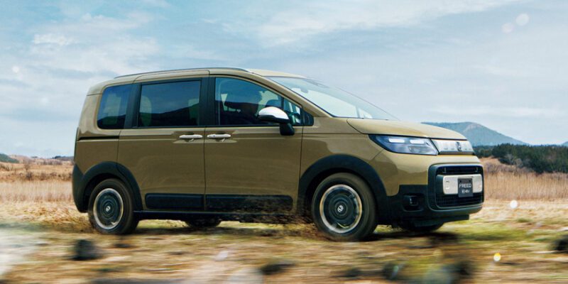 Новый компактвэн Honda Freed выходит на рынок: более солидный дизайн и кросс-версия