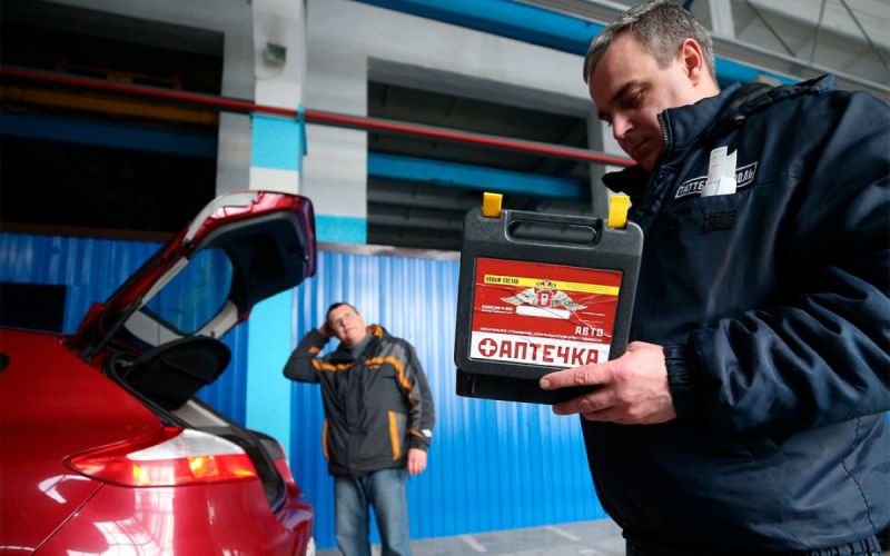 Одеяла и жгуты: Минздрав раскрыл состав новых автомобильных аптечек