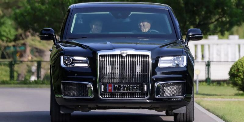 Песков рассказал, зачем Путин подарил Ким Чен Ыну второй Aurus