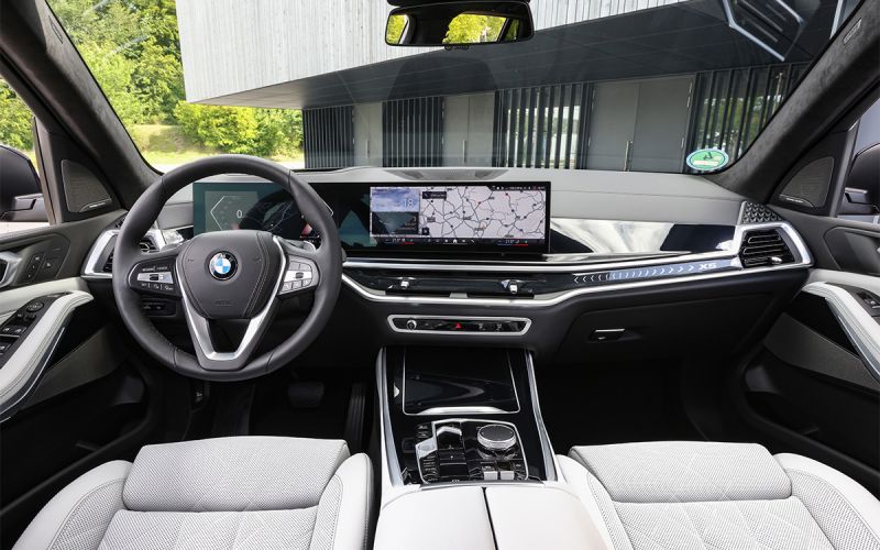 Новые BMW X7 и X5 начали продажи в России. Цены, скидки и гарантии
