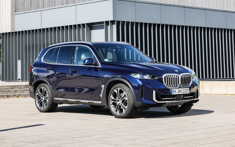 Новые BMW X7 и X5 начали продажи в России. Цены, скидки и гарантии