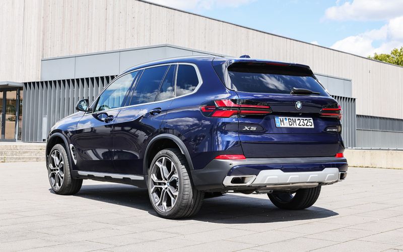 Новые BMW X7 и X5 начали продажи в России. Цены, скидки и гарантии