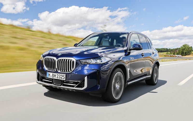 Новые BMW X7 и X5 начали продажи в России. Цены, скидки и гарантии