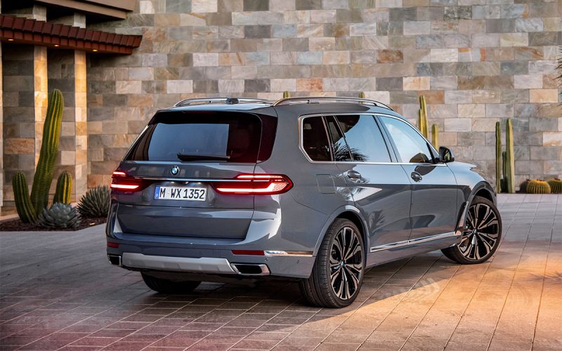 Новые BMW X7 и X5 начали продажи в России. Цены, скидки и гарантии