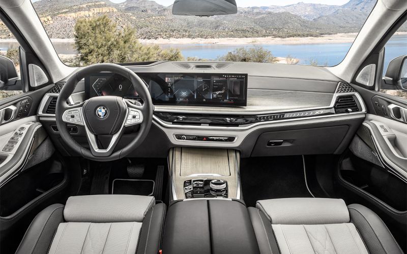 Новые BMW X7 и X5 начали продажи в России. Цены, скидки и гарантии