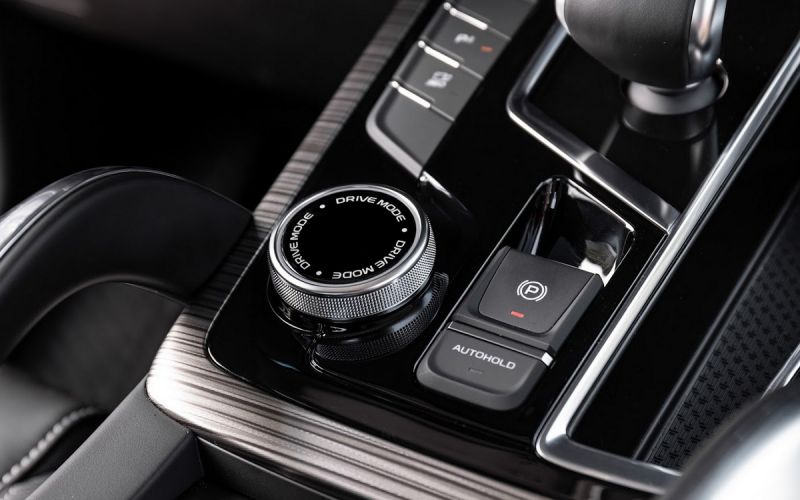 Geely Atlas Pro превращается в Belgee X70: как на самом деле ведет себя этот кроссовер