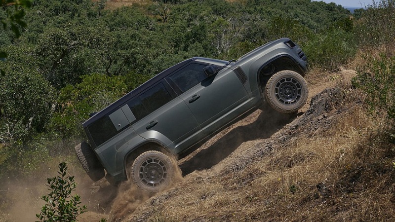 Land Rover Defender Octa: двигатель с двойным турбонаддувом мощностью 635 лошадиных сил, разгон от 0 до 100 километров за 4,0 секунды