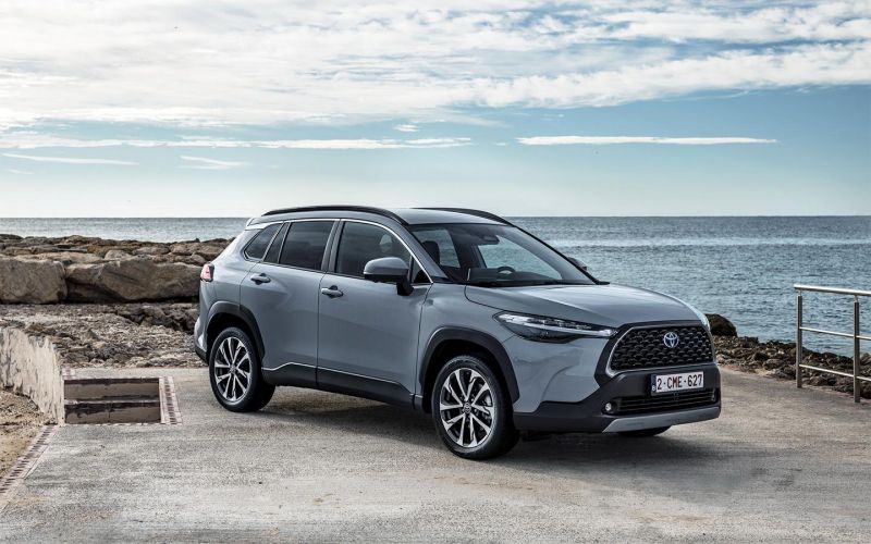 Новая Toyota Corolla Cross начинает продажи в России: подробности и цены
