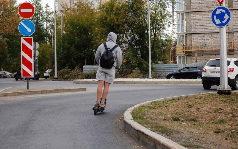 Верховный суд просит водителей соблюдать боковую дистанцию ​​от скутеров