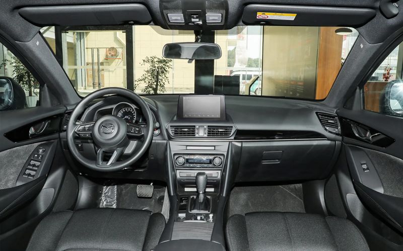Дилер начал продажи кроссовера Mazda CX-4 в России. Подробности и цены