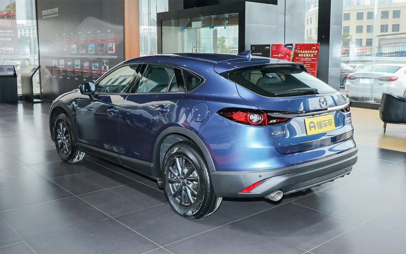 Дилер начал продажи кроссовера Mazda CX-4 в России. Подробности и цены