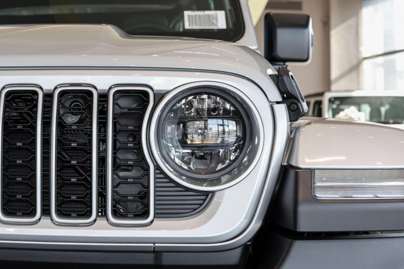 Дилеры привозят в страну новый гибридный Jeep Wrangler. Подробности и цены