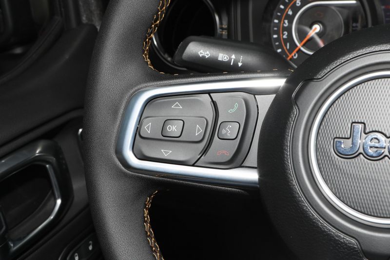 Дилеры привозят в страну новый гибридный Jeep Wrangler. Подробности и цены