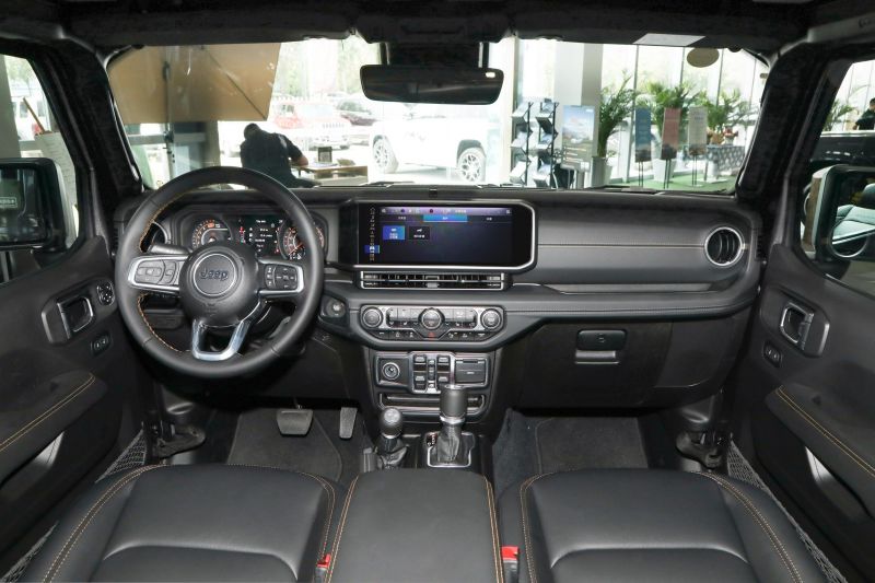 Дилеры привозят в страну новый гибридный Jeep Wrangler. Подробности и цены