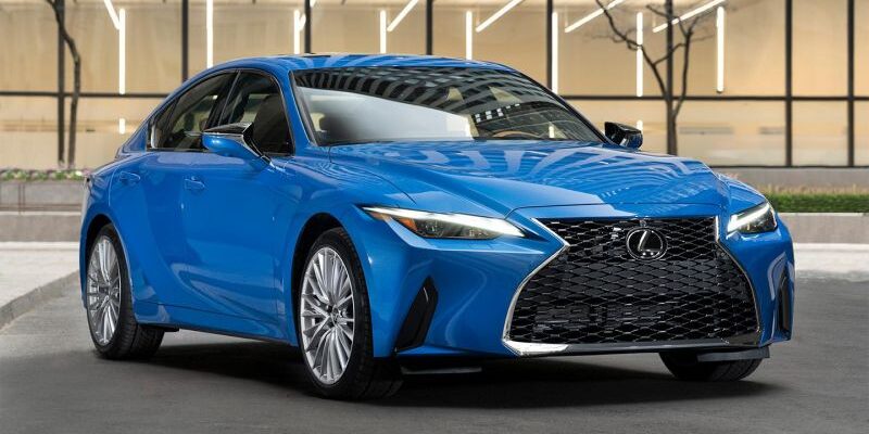 В России начали продавать рестайлинговый Lexus IS за ₽5,4 млн