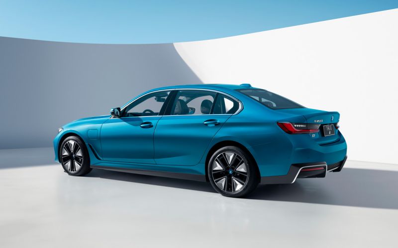 Электрический седан BMW 3 серии привозят в Россию. Подробности и цены