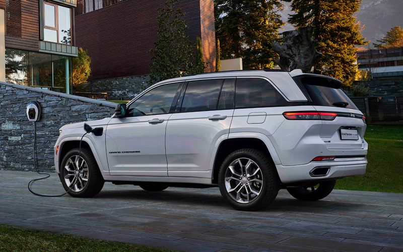 Дилер привозит в Россию гибридный Jeep Grand Cherokee. Подробности и цены