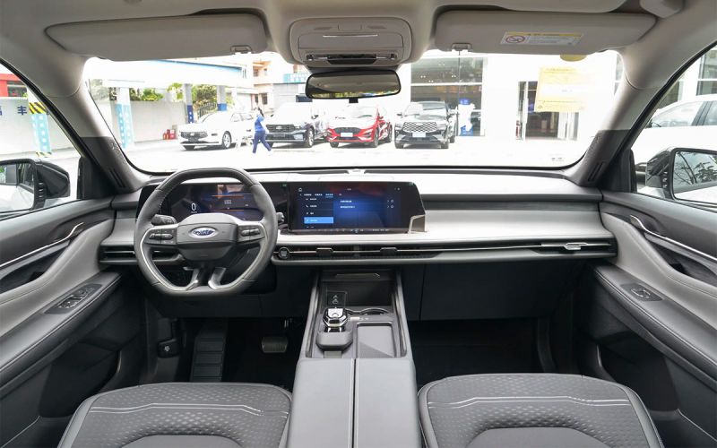 Дилеры привезли в Россию новый кроссовер Ford Edge: подробности и цены