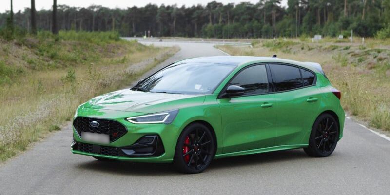 Российский дилер привез новый Ford Focus ST. Фото и цена